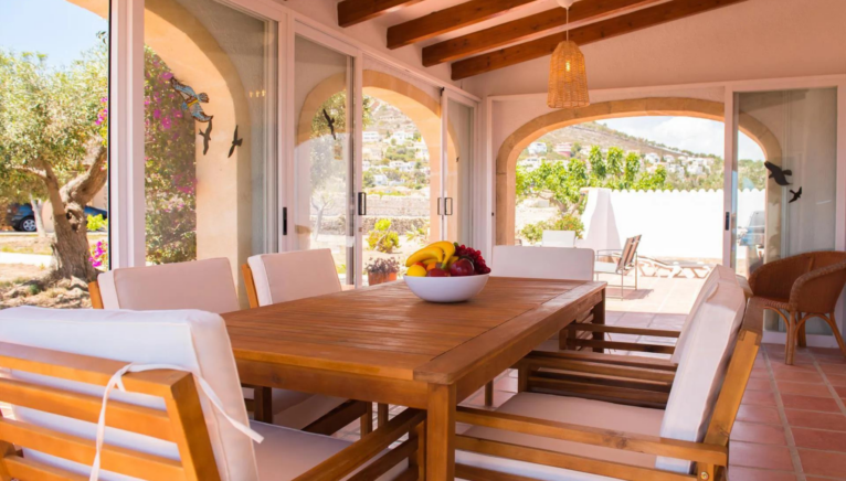 Disfruta de tus comidas en esta espectacular terraza cubierta con vistas a la naturaleza