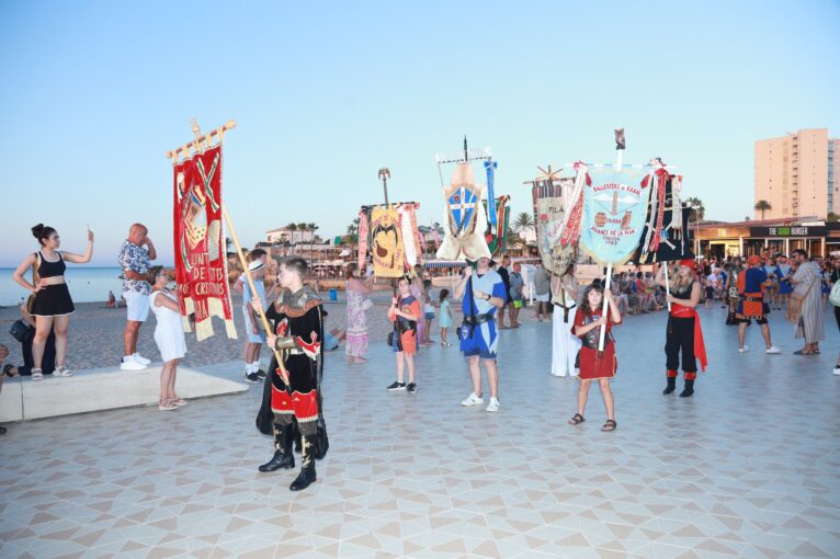 Estandartes Filaes cristianas en el desfile del paseo del Arenal