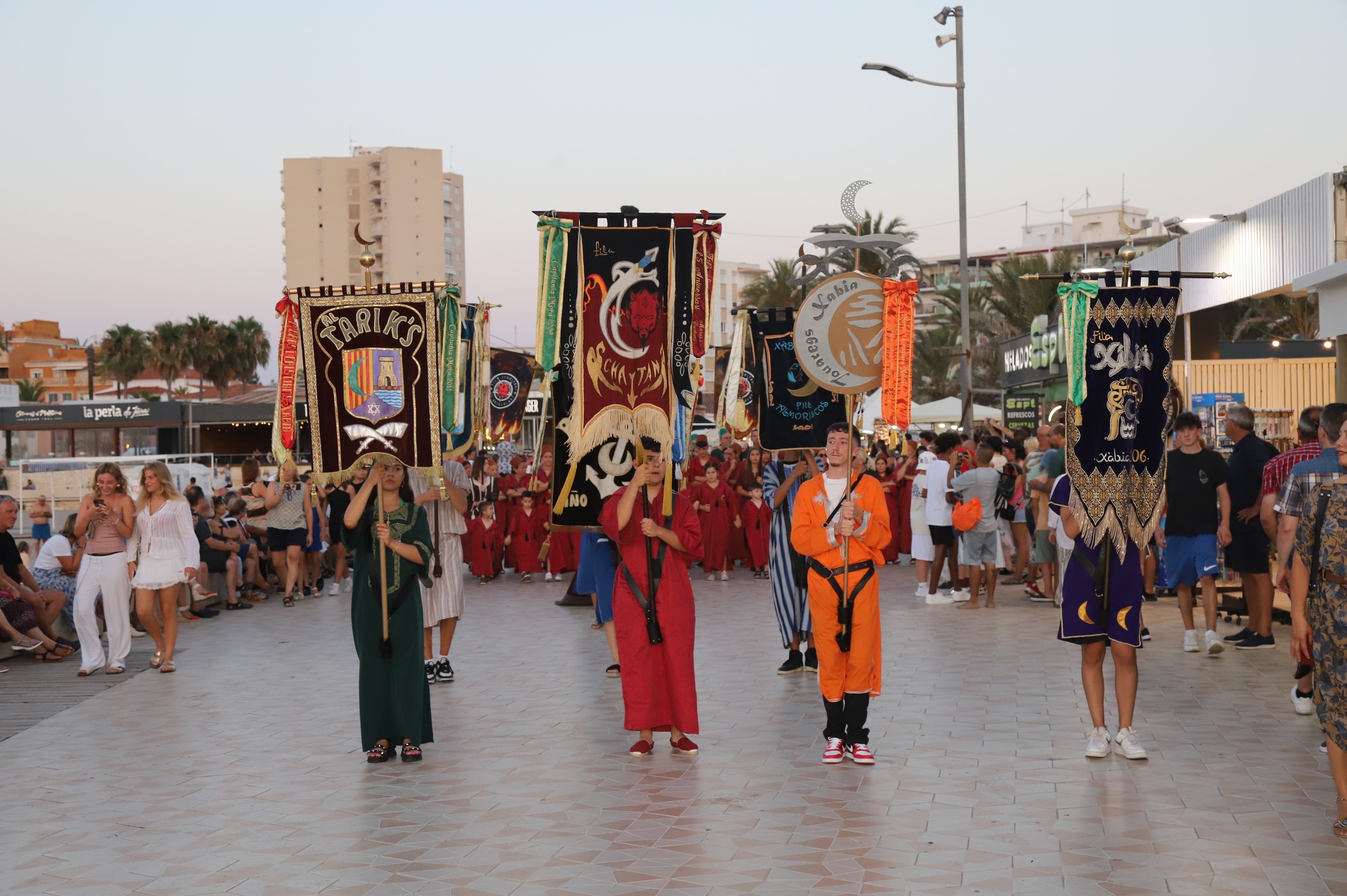 Estandartes filaes moras en el desfile del Arenal de Xàibia