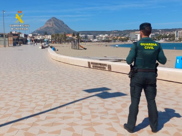 Imagen: Guardia Civil en un paseo de Xàbia