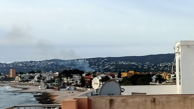 Imagen: Humo visible del incendio en la partida del Pla de Xàbia