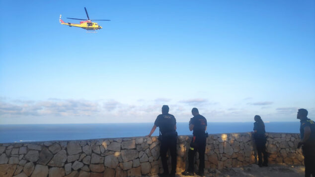 Imagen: Llegada del helicóptero de rescate al mirador Ambolo - Imagen de la Policía Local de Xàbia