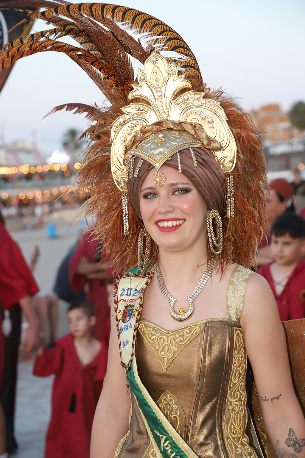 Lucía, abanderada mora en el desfile del Arenal