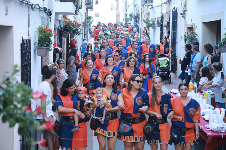 Moros i Cristians de Xàbia visitan el centro histórico de Xàbia y ofrendan a Sant Jaume (1)