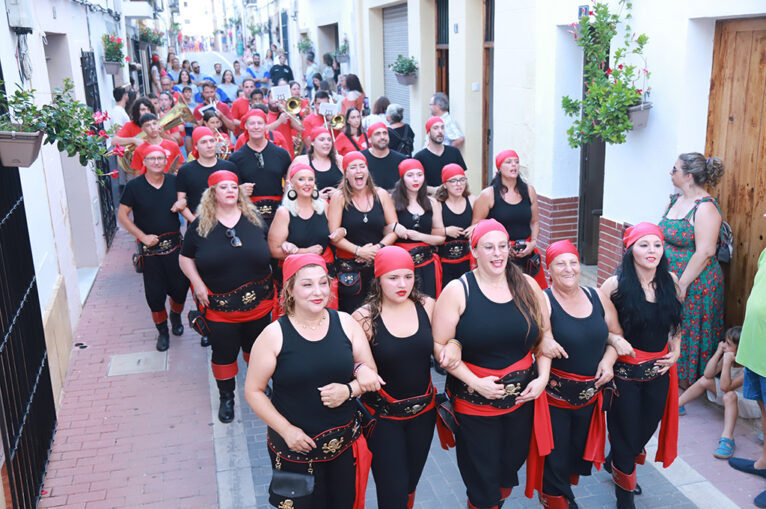 Moros i Cristians de Xàbia visitan el centro histórico de Xàbia y ofrendan a Sant Jaume (2)