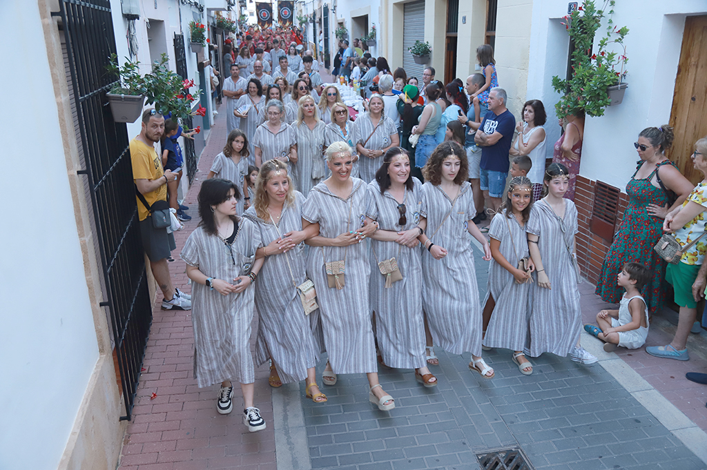 Moros i Cristians de Xàbia visitan el centro histórico de Xàbia y ofrendan a Sant Jaume (4)