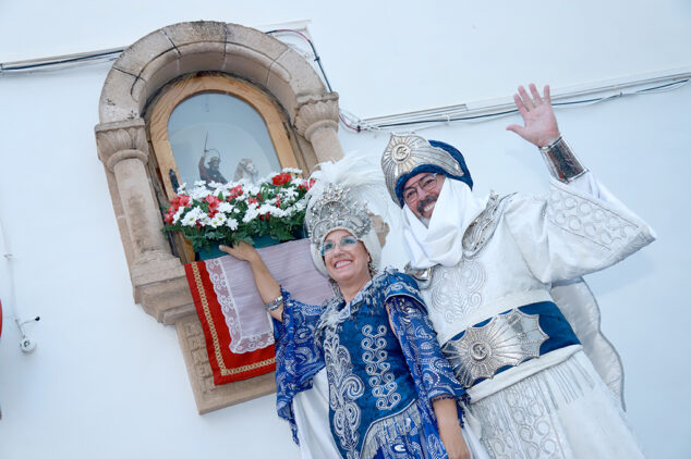 Imagen: Los capitanes de la Filà Baharis 2024 ofrendan a Sant Jaume en el centro histórico