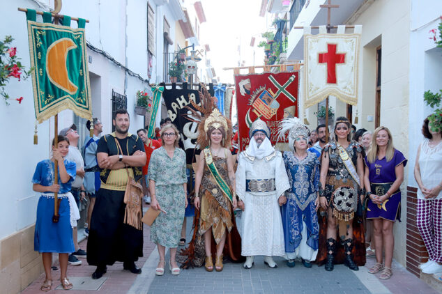 Imagen: Moros i Cristians de Xàbia visitan el centro histórico de Xàbia y ofrendan a Sant Jaume