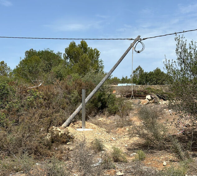 Imagen: Poste de luz caído en el Parque Natural del Montgó