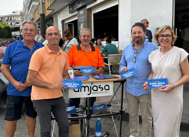 Imagen: Punto de información de Amjasa instalado en el Mercadillo de Xàbia