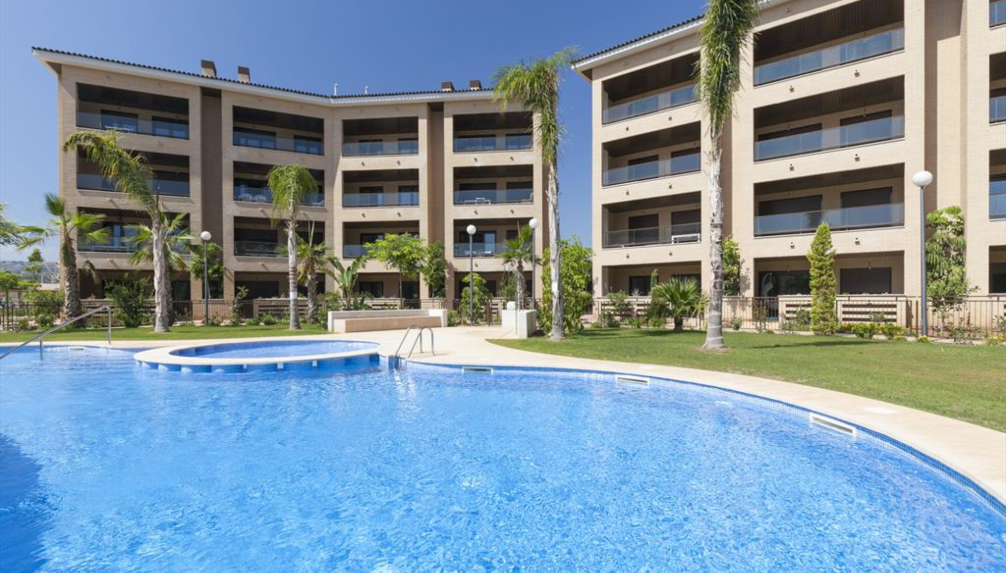 Relájate en esta piscina comunitaria con forma de laguna