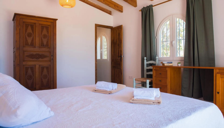 Relájate en este dormitorio con cama doble y chimenea, perfecto para noches acogedoras en Villa Los Lobitos