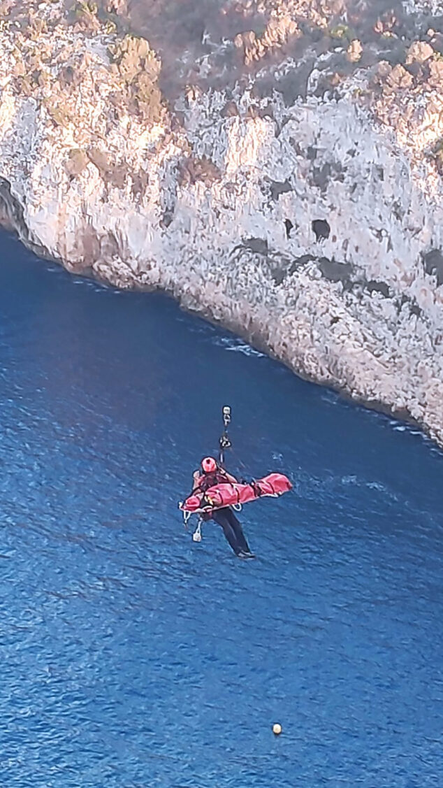 Imagen: Rescate del escalador en Xàbia - Imagen de la Policía Local de Xàbia