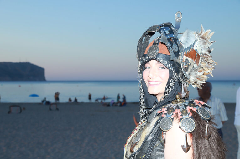 Vanessa Garrido, abanderada cristiana en el Desfile del Arenal de Xàbia