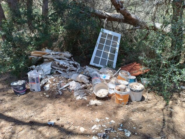 Imagen: Vertido ilegal en el Parque Natural del Montgó de Xàbia