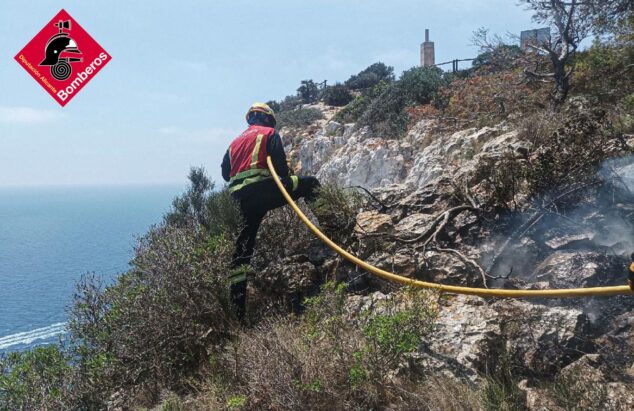 Imagen: Bomberos interviene en la extinción del incendio