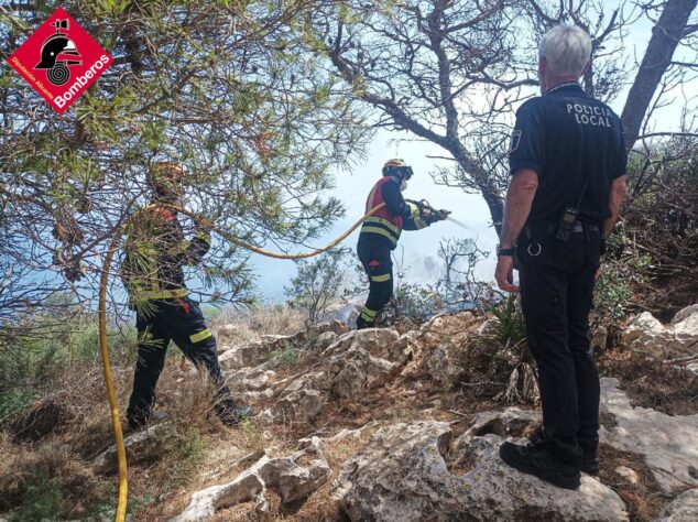 Imagen: Bomberos y Policía Local en la extinción del incendio