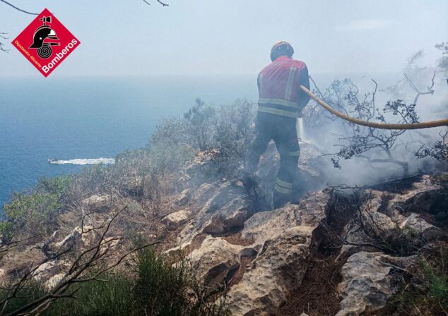 Imagen: Bomberos actuando en la extinción del incendio del Cabo de la Nao de Xàbia