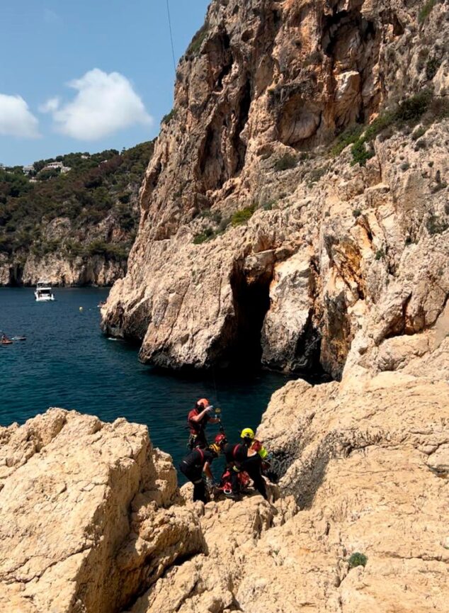 Imagen: Rescate en la Cova del Llop Marí de Xàbia | Foto Policía Local Xàbia