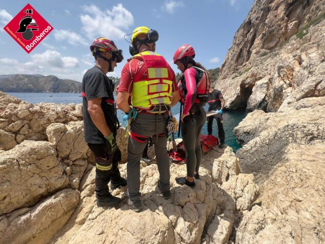 Imagen: Rescate de una bañista en la Cova del Llop Marí de Xàbia