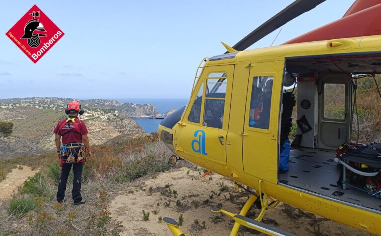 Helicóptero de rescate para una bañista en la Cova del Llop Marí de Xàbia