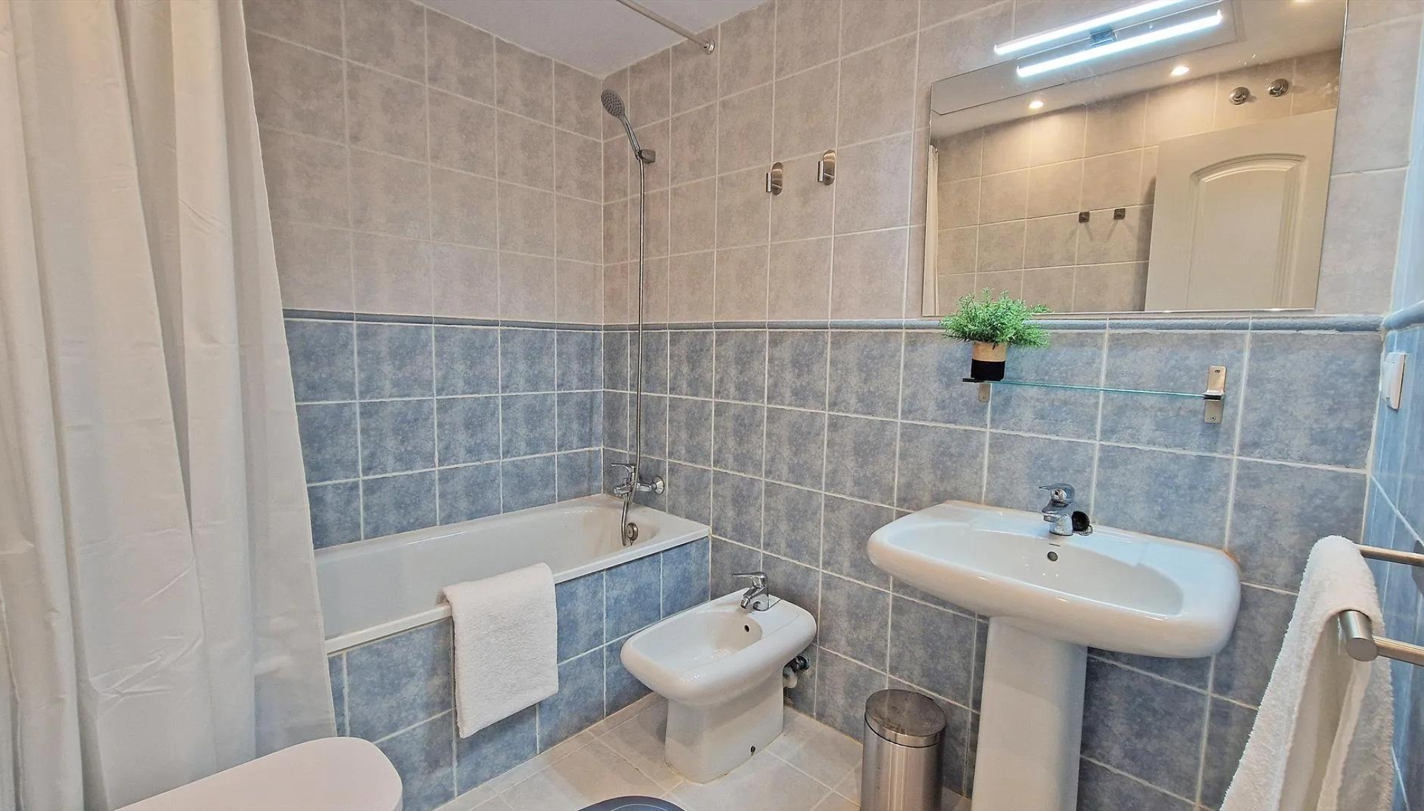 Apartamento con baño elegante y equipado