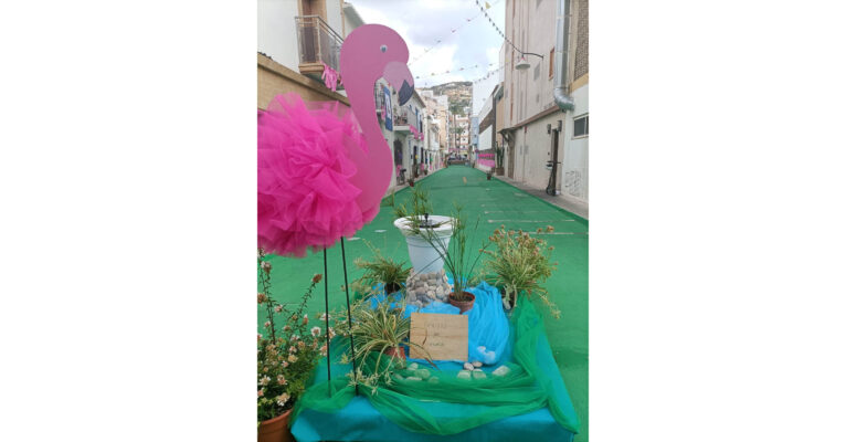 Calle Triana de Xàbia sin la decoración festiva por los actos vandálicos