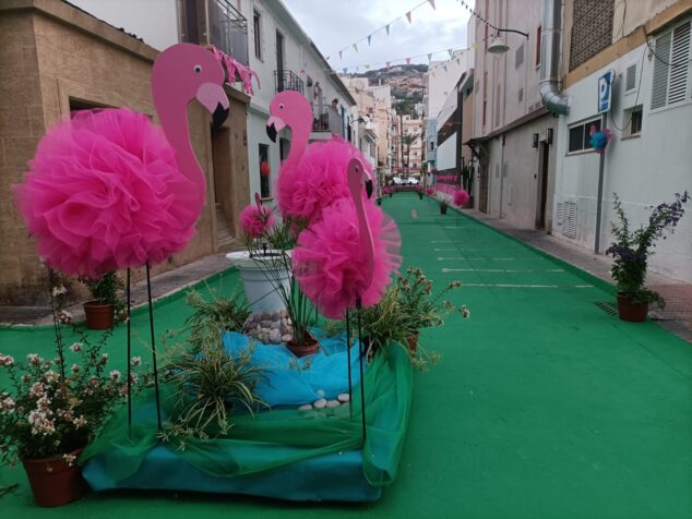 Imagen: Calle Triana en su primer día de engalanado | Foto Facebook Veïns del carrer Triana