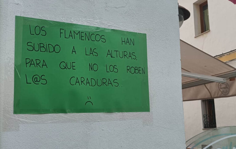 Cartel colgado en la calle Triana ante los actos vandálicos