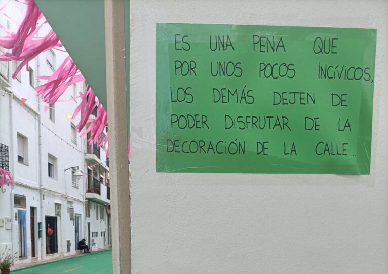 Cartel de los vecinos denunciando los actos vandálicos