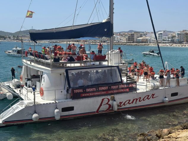 Imagen: Catamarán encallado en la playa de la Grava de Xàbia | Foto Dennis Jansen en Javea Connect