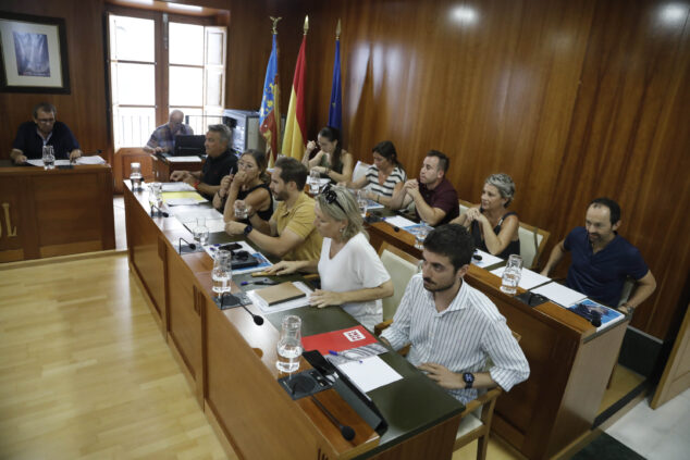 Imagen: Concejales del PSOE Xàbia en sesión plenaria