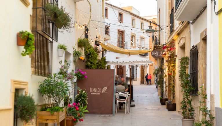 Disfruta en esta acogedora terraza en el casco antiguo de Jávea