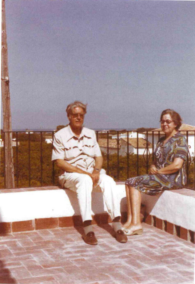 Imagen: Eduardo Ballester y Julia Barrera en la terraza de su casa de la Partida El Roig