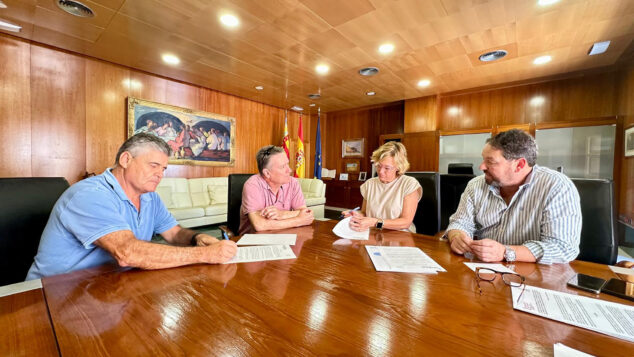 Imagen: Firma del convenio con la Cofradía de Pescadores de Xàbia para reducir costes de agua