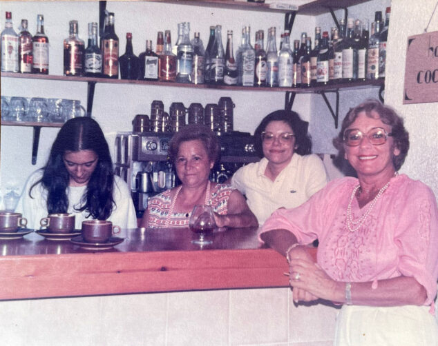 Imagen: Gerentes del Restaurante El Pinaret de Xàbia con una clienta