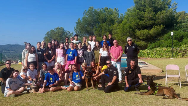 Imagen: Jóvenes ucranianos junto a la Policía Local de Xàbia