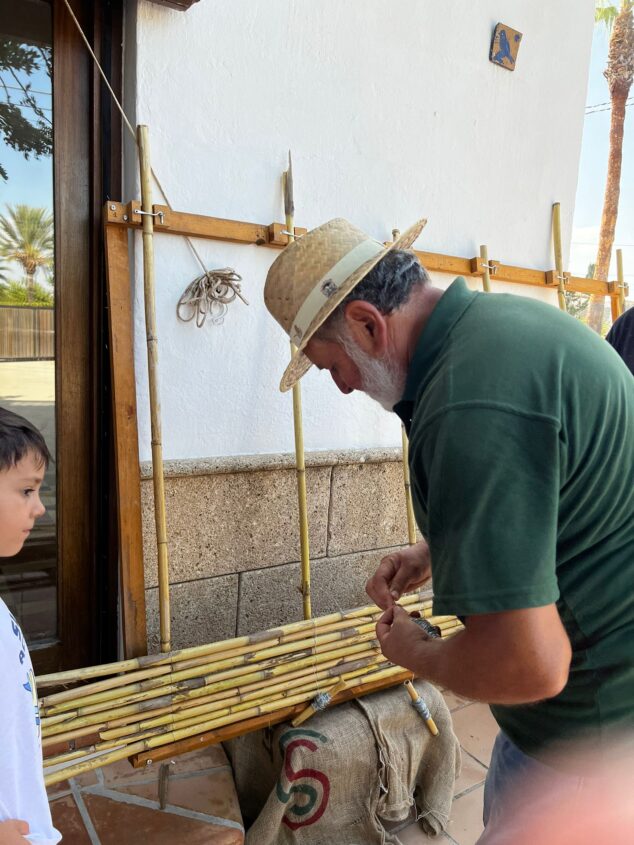 Imagen: Haciendo los cañizos para l''escaldà de la pansa a Xàbia | Foto Olimpia Bas