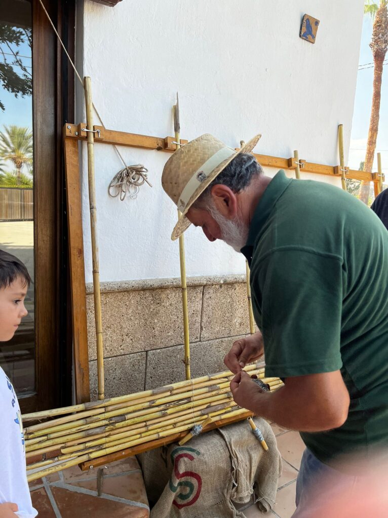 Haciendo los cañizos para l''escaldà de la pansa a Xàbia | Foto Olimpia Bas