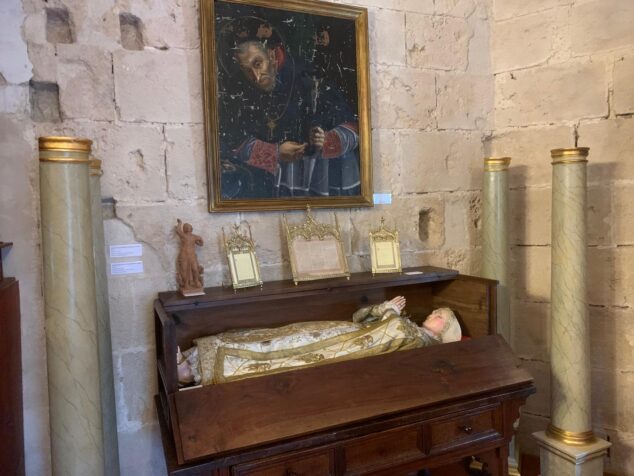 Imagen: Mueble de la Casa Bolufer expuesto en el Museo sacro en la Iglesia San Bartolomé de Xàbia