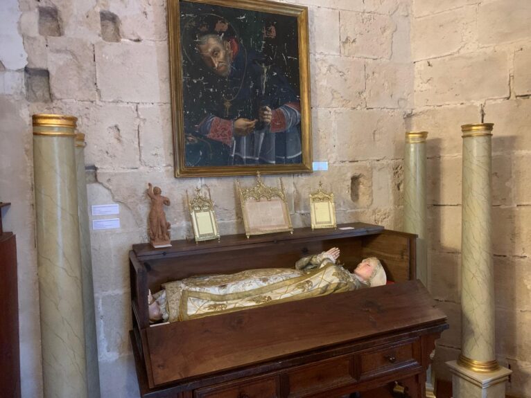 Mueble de la Casa Bolufer expuesto en el Museo sacro en la Iglesia San Bartolomé de Xàbia