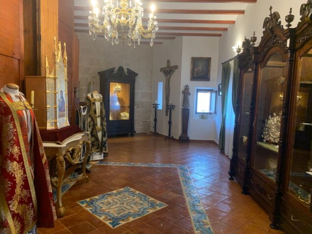 Imagen: Sala del museo sacro en la Iglesia San Bartolomé de Xàbia