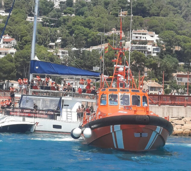 Imagen: Remolque del catamarán Foto Policía Local Xàbia