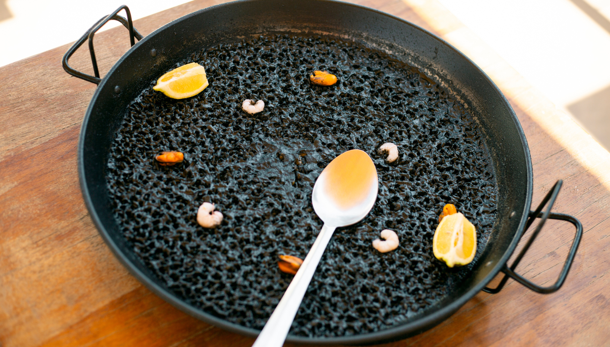 Saborea un exquisito arroz negro en Isla Bonita