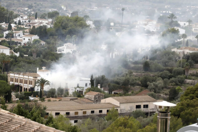 Imagen: Gran humareda del incendio en la antigua Granja de Tena