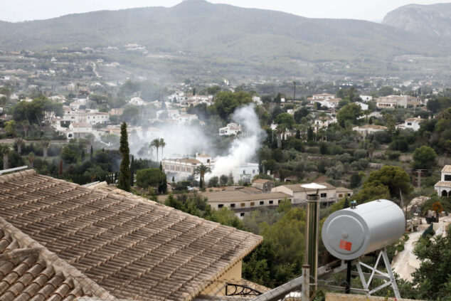 Imagen: Humo del incendio producido en la antigua Granja de Tena