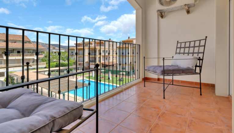 Terraza con vistas a la piscina y al Montgó de Jávea