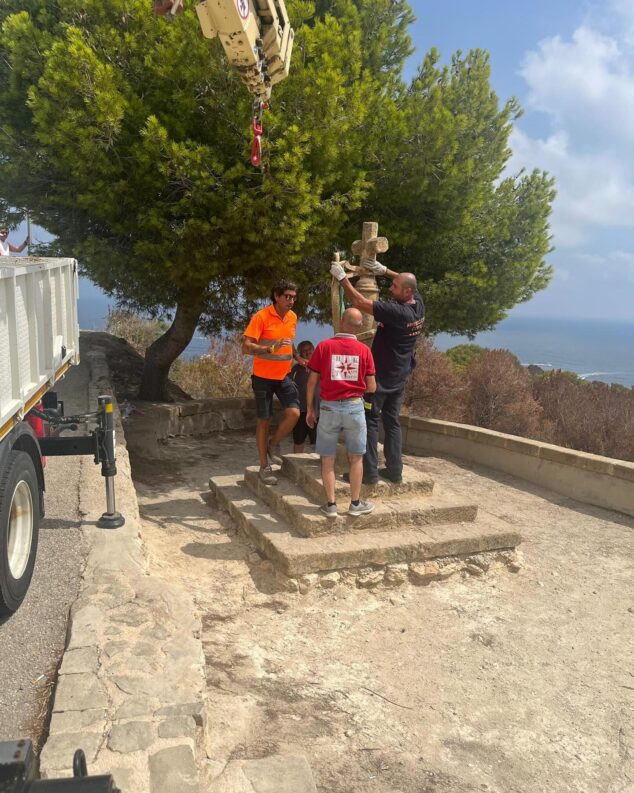 Imagen: Trabajos de retirada de la Cruz del Portitxol de Xàbia