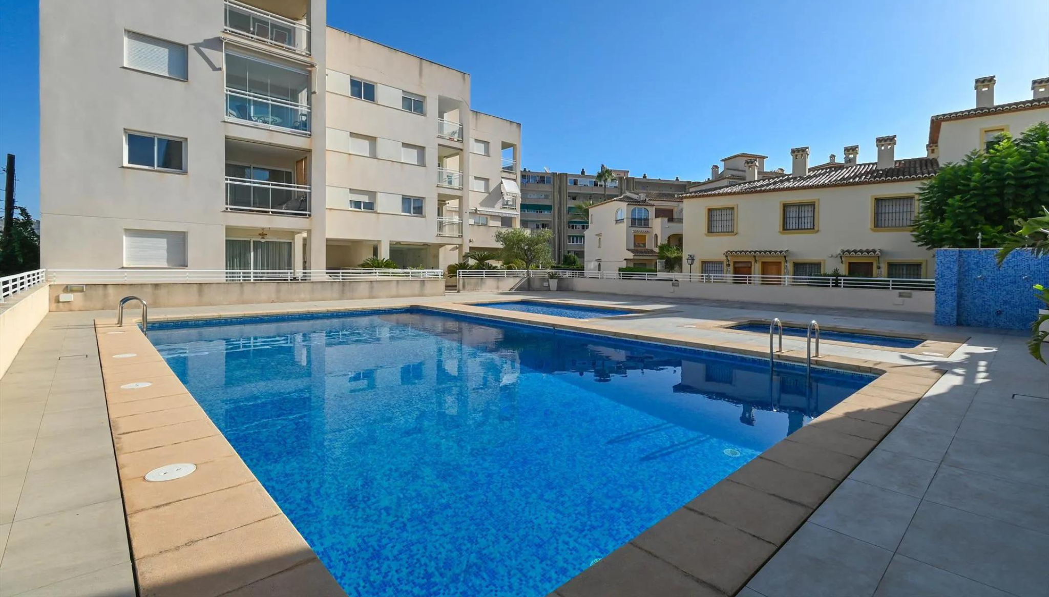 Una piscina comunitaria ideal para disfrutar en familia o con amigos