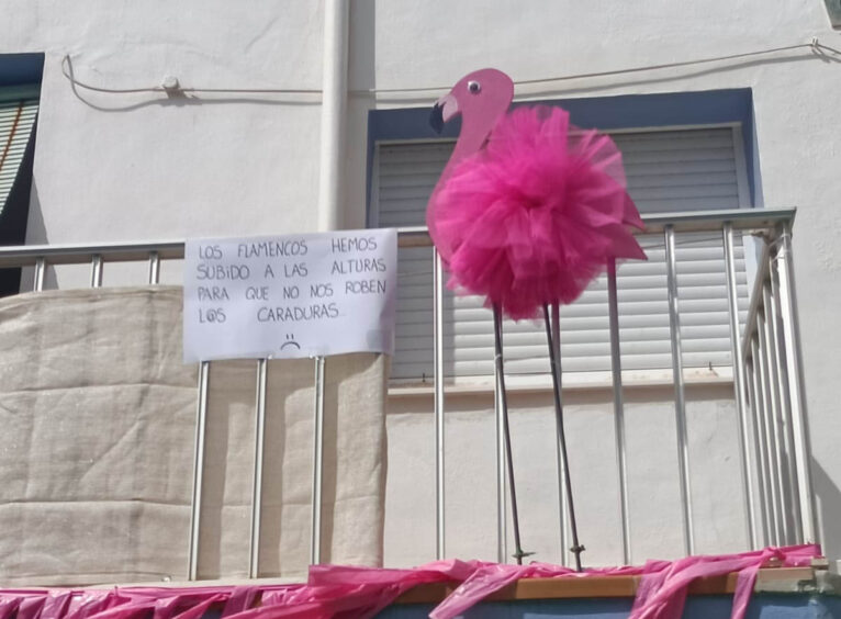 Uno de los flamencos en un balcón de la calle Triana